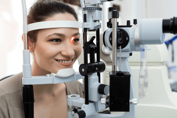 Salaire ophtalmologue : combien gagne-t-il vraiment en 2026 ?